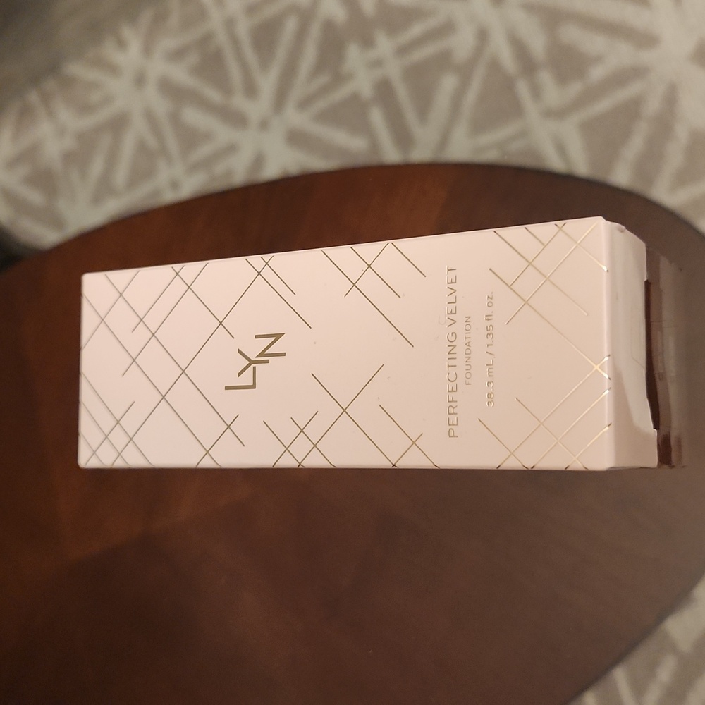 LYN-PERFECTING VELVET FOUNDATION